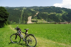 Radtour in Zell am Ziller und hinten sieht man die neuen Talabfahrt