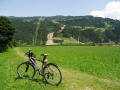 Radtour in Zell am Ziller und hinten sieht man die neuen Talabfahrt